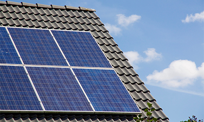 duurzame installeren zonnepanelen op dak