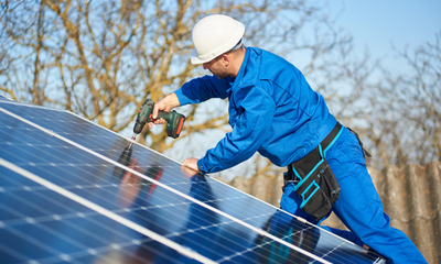 Eerste monteur zonnestroominstallaties op het dak (VP)